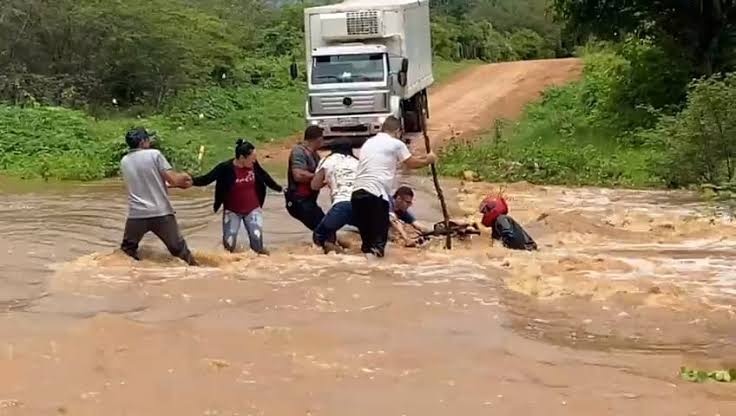 Professores fazem corrente humana e salvam motorista de enxurrada no Sul do Piauí
