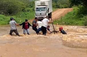 Professores fazem corrente humana e salvam motorista de enxurrada no Sul do Piauí (Foto: Reprodução)