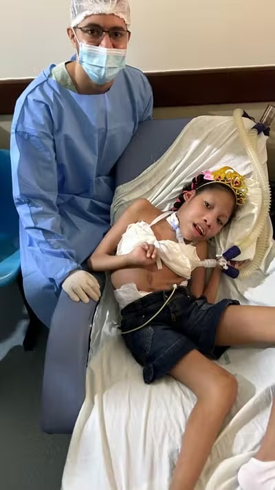 Rafael de Castro Lima se tornou o príncipe da paciente Francisca Joseane, na festa de debutante realizada no hospital