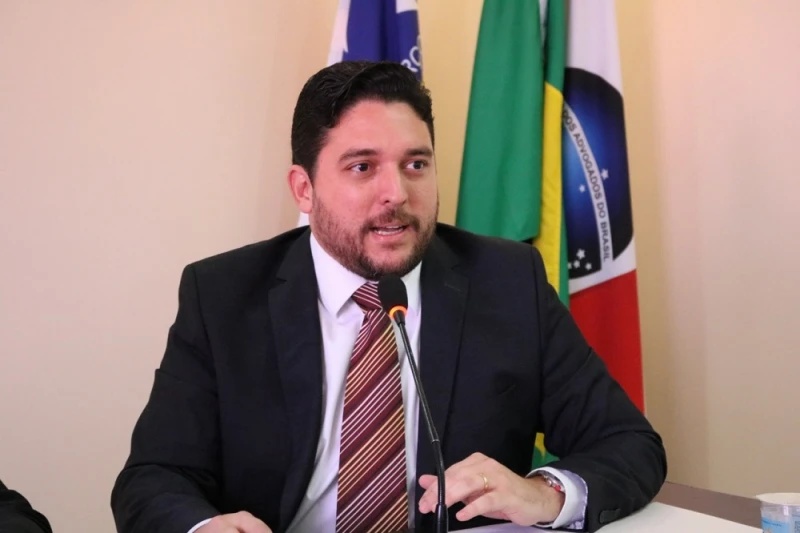 Secretário Samuel Pontes, da Administração, segue os passos internacionais do chefe: viajará a Dubai
