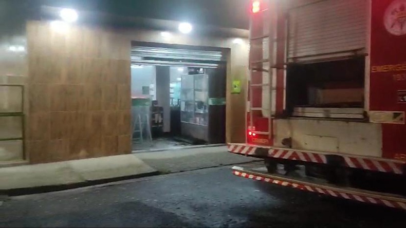 Supermercado pega fogo durante a madrugada desta quarta-feira (21)