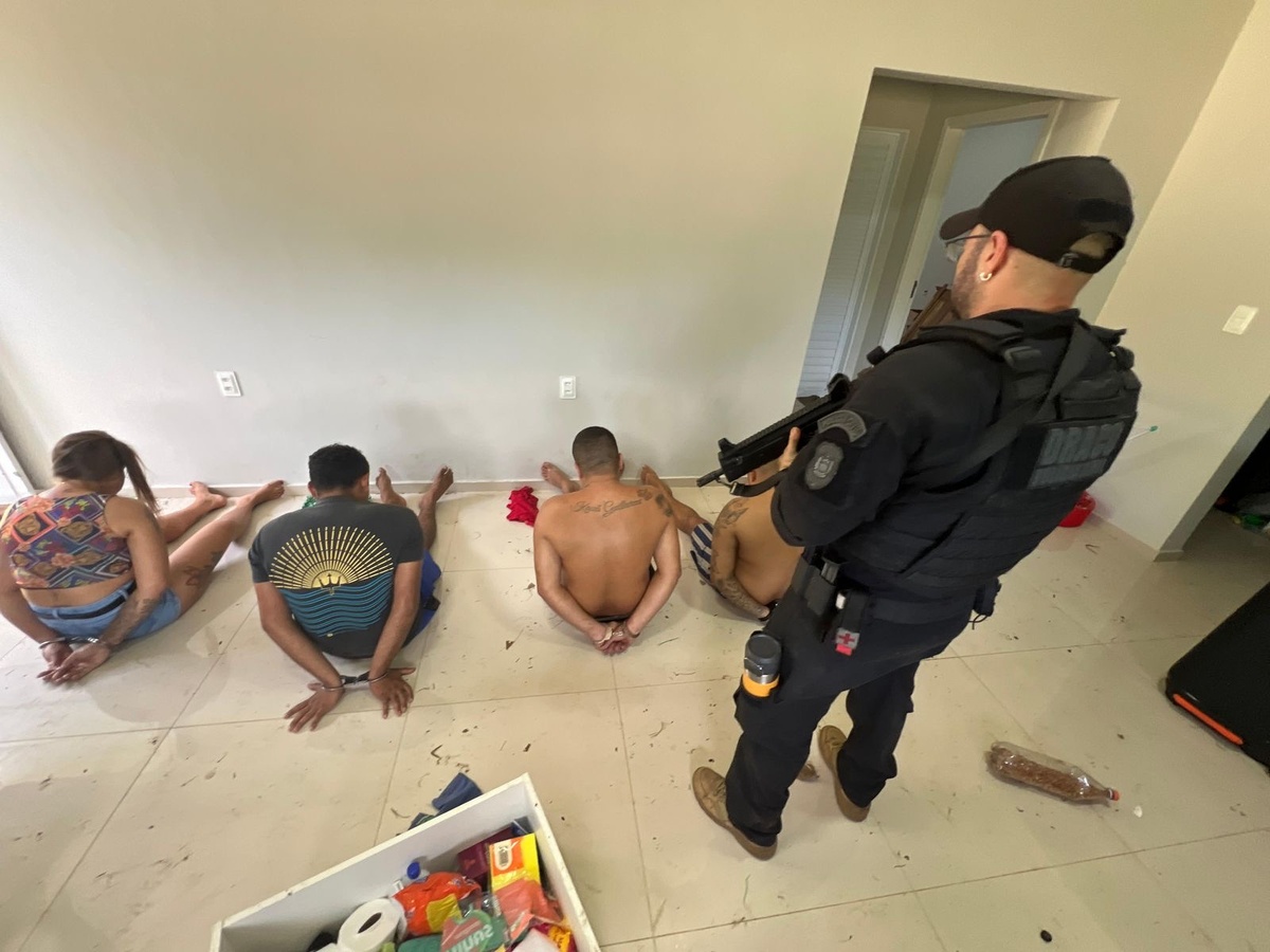 Suspeitos detidos durante a operação no sítio