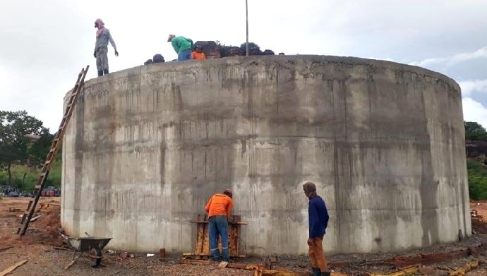 A obra inclui um reservatório assente capaz de armazenar 600 mil litros.