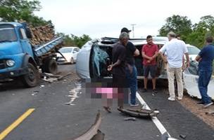 Acidente entre caminhão de madeira e táxi na PI-113 (Foto: Reprodução/Redes sociais)
