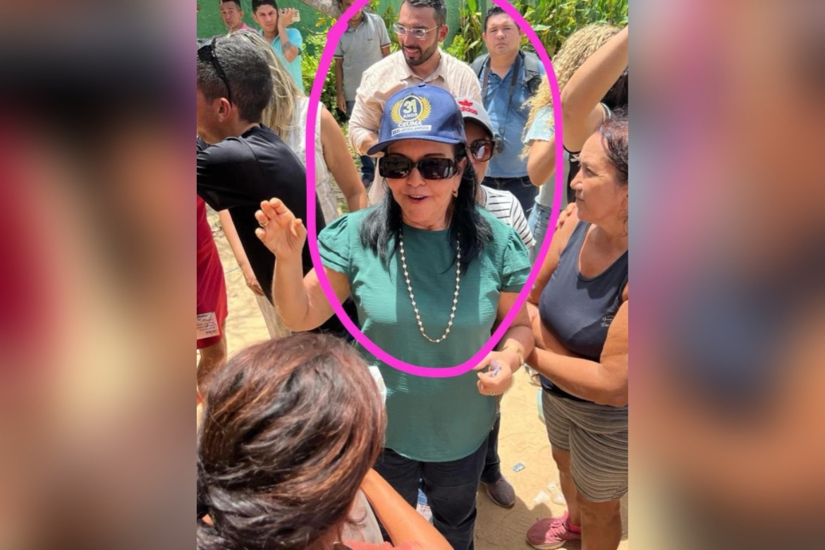Adalgisa, na frente e o pretenso candidato Francisco Emanoel, de óculos, atrás na distribuição de peixe em Parnaíba