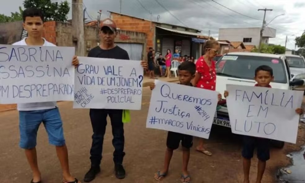 Amigos e familiares pedem justiça pela morte de Marcos Vinícius