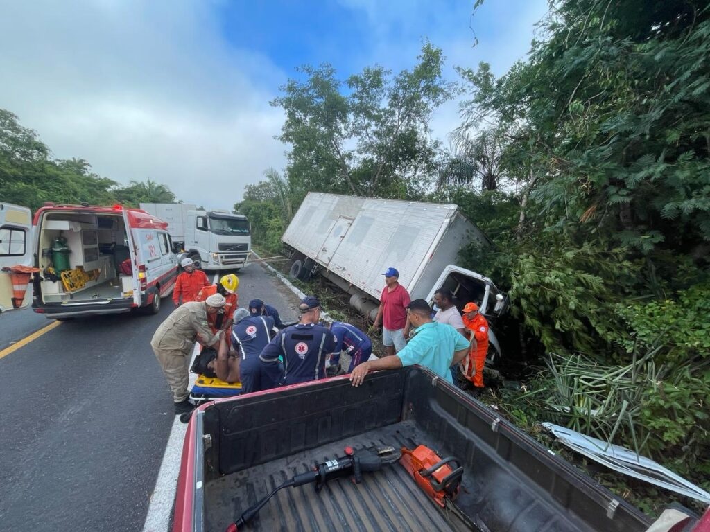 Após o resgate, o motorista foi encaminhado para o hospital da região