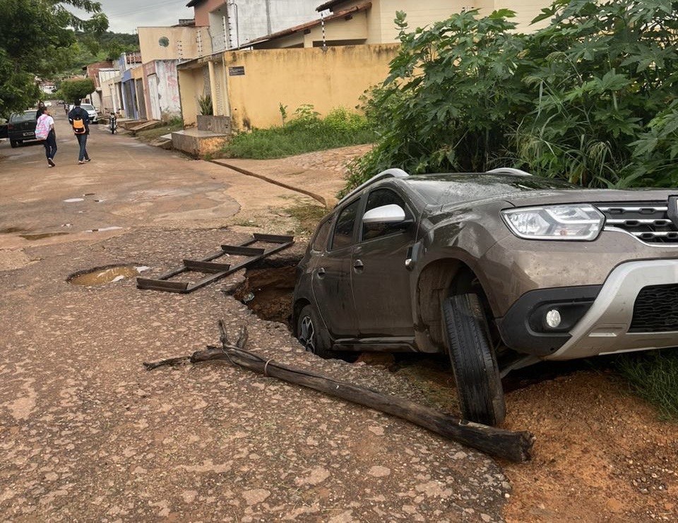 Asfalto cedendo por causa das fortes chuvas