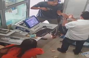 Assaltante invadiu área interna da lotérica (Foto: Reprodução)