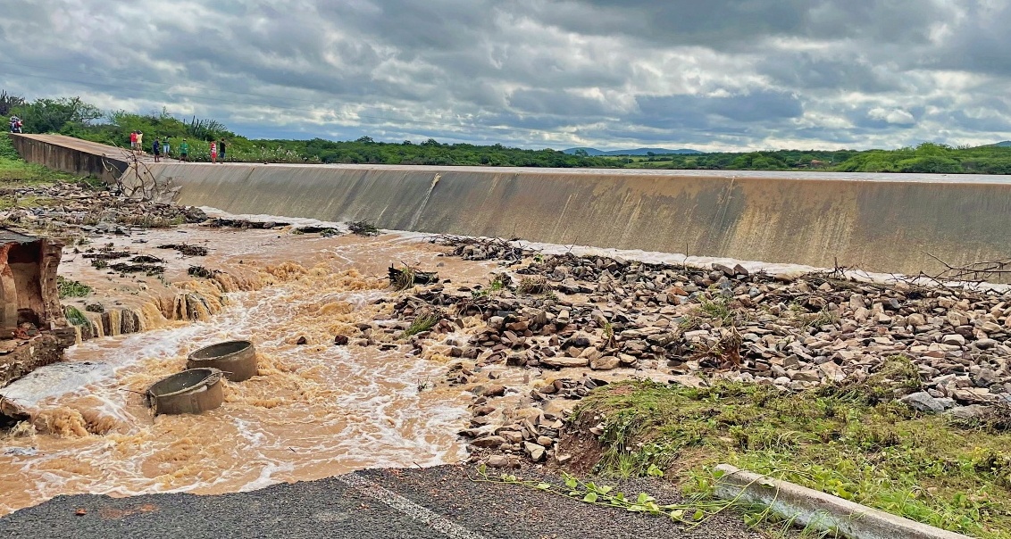 Barragem transborda