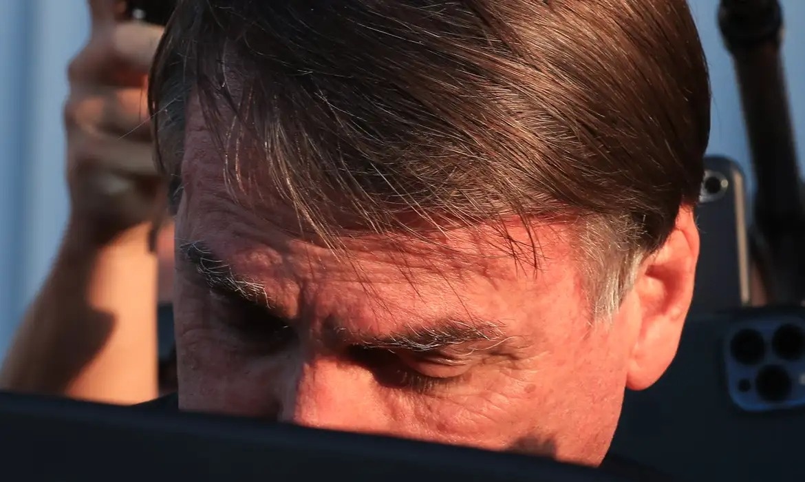 Bolsonaro teria se escondido na embaixada após apreensão do seu passaporte nos EUA