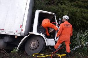 Caminhoneiro ficou preso às ferragens do veículo (Foto: Reprodução/CBMP)