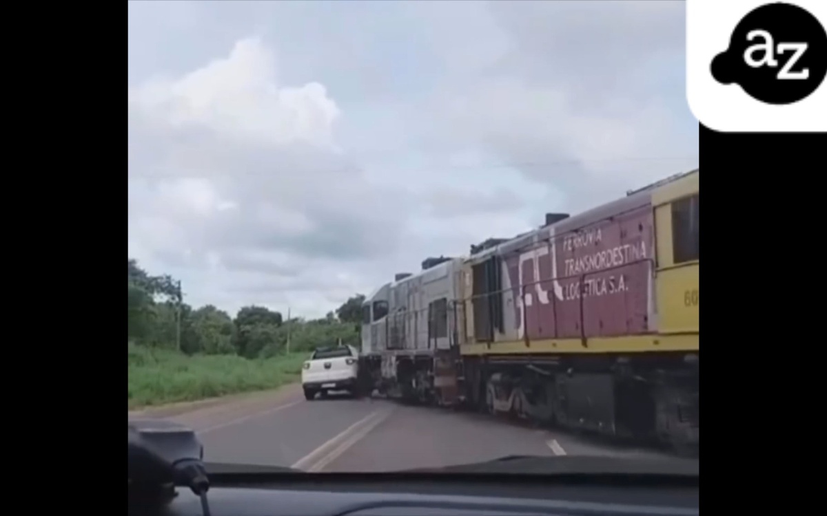 Carro atingido por trem