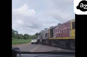 Carro atingido por trem (Foto: Reprodução/Internet)