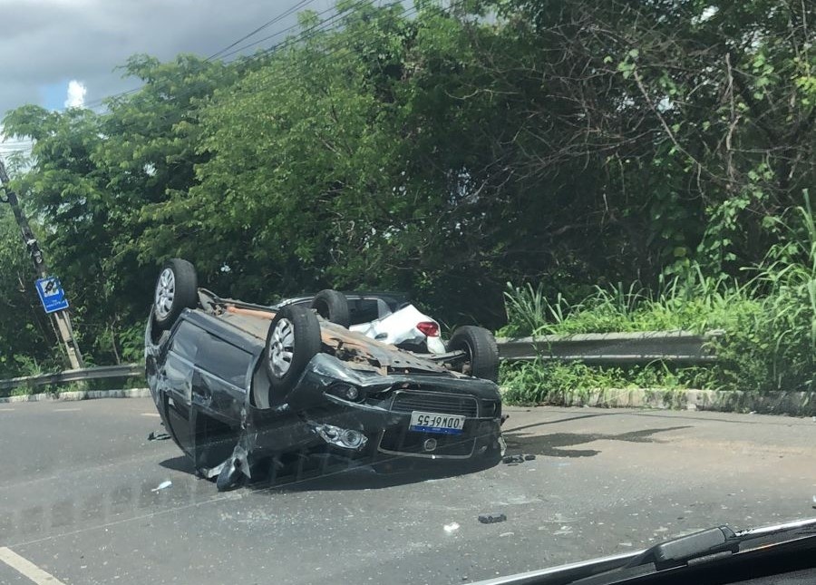 Carro capota após colidir em outro na ponte Wall Ferraz