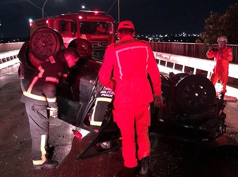 Carro capota na ponte da Tabuleta