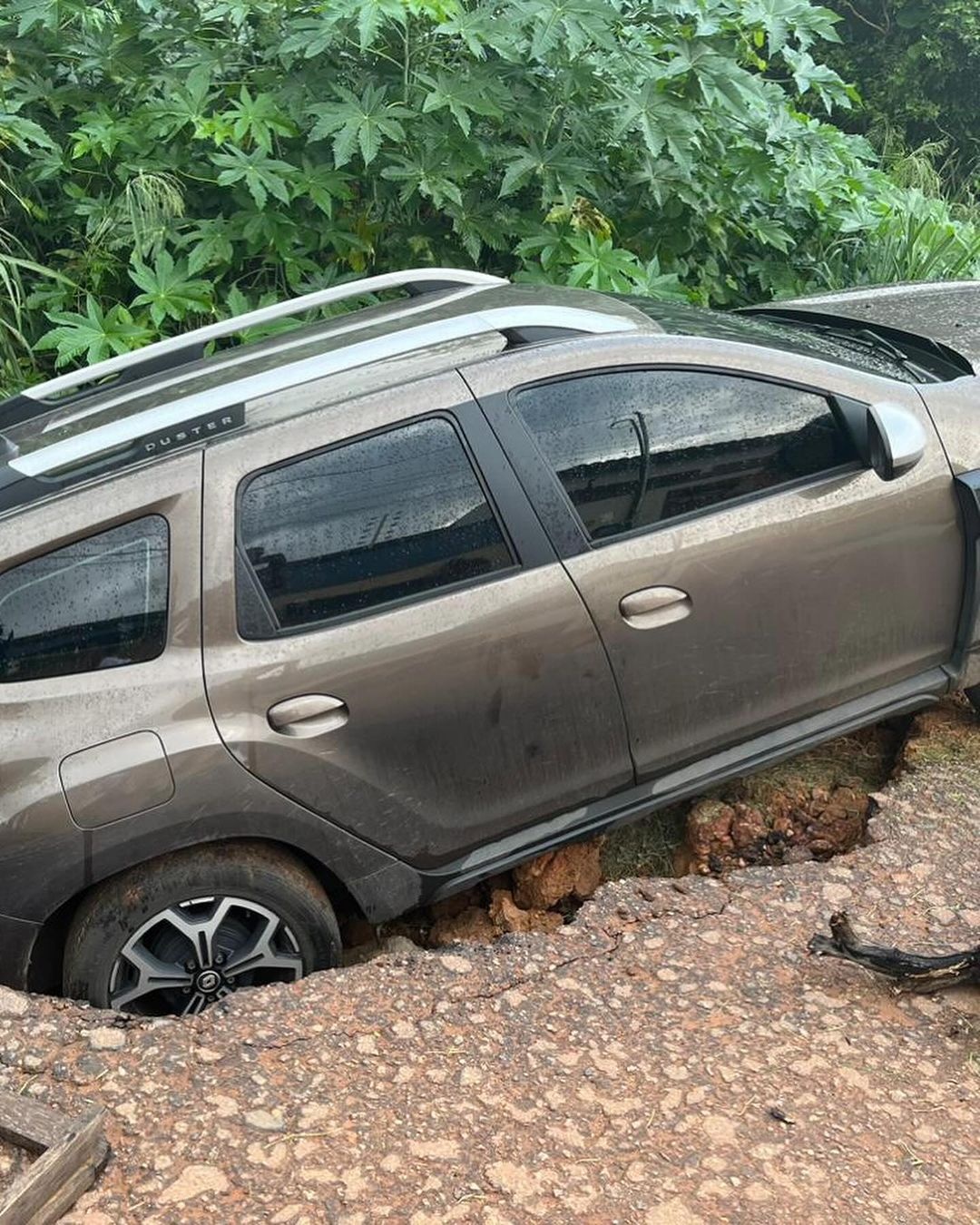 Carro engolido por uma cratera