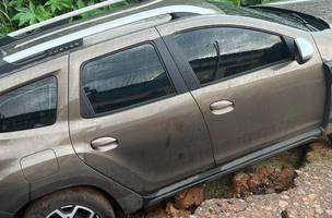Carro engolido por uma cratera (Foto: Cidades na net)