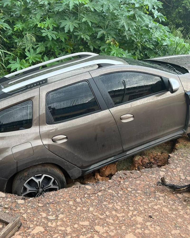 Asfalto cede e carro é engolido por cratera em Picos | Portal AZ
