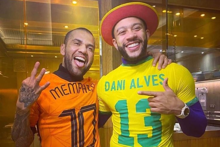 Colegas de campo no Barcelona, Memphis Depay paga fiança de 1 milhão de euros para liberdade de Daniel Alves