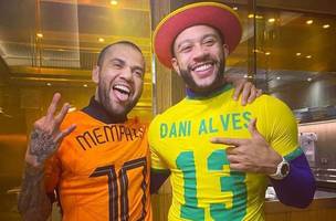 Colegas de campo no Barcelona, Memphis Depay paga fiança de 1 milhão de euros para liberdade de Daniel Alves (Foto: Reprodução)