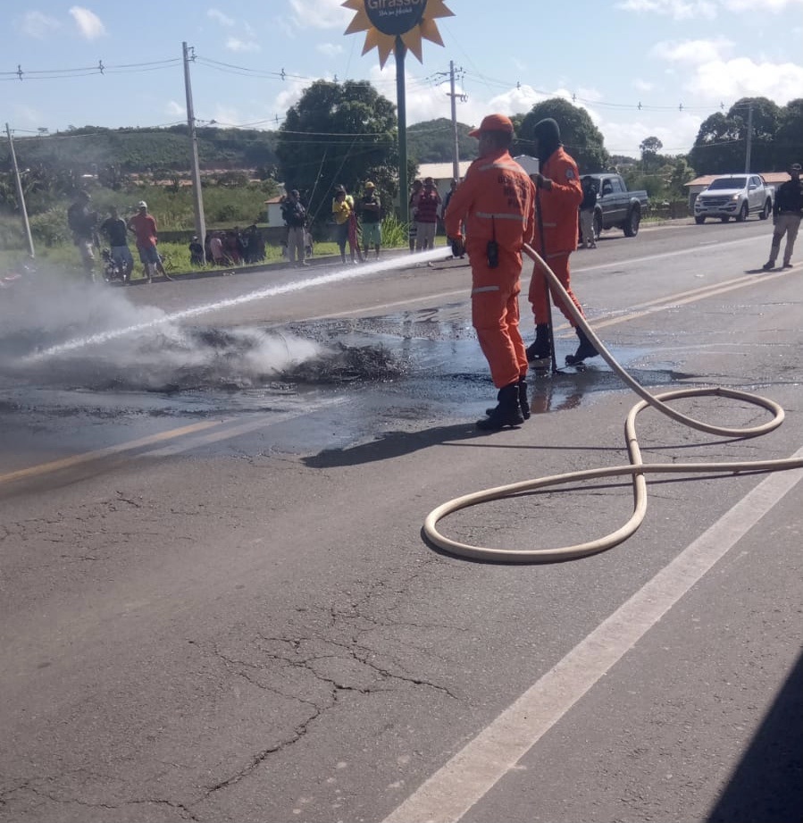 Corpo de Bombeiros auxiliaram na limpeza da pista