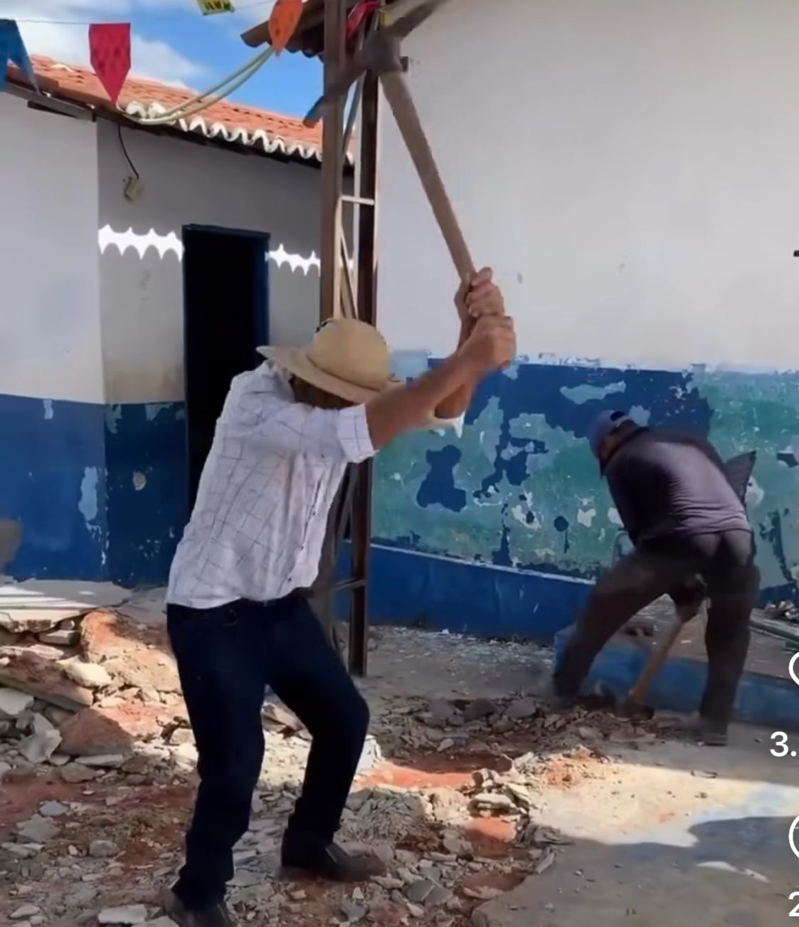 Esse aí de chapéu, camisa de manga, sapato é o prefeito Gil Paraibano. Para se manter no poder, vale tudo. Até essa cena ridícula.