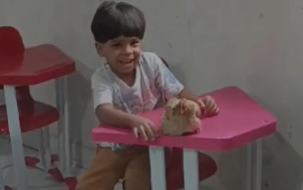 Gui e Josefina, sua galinha de estimação.