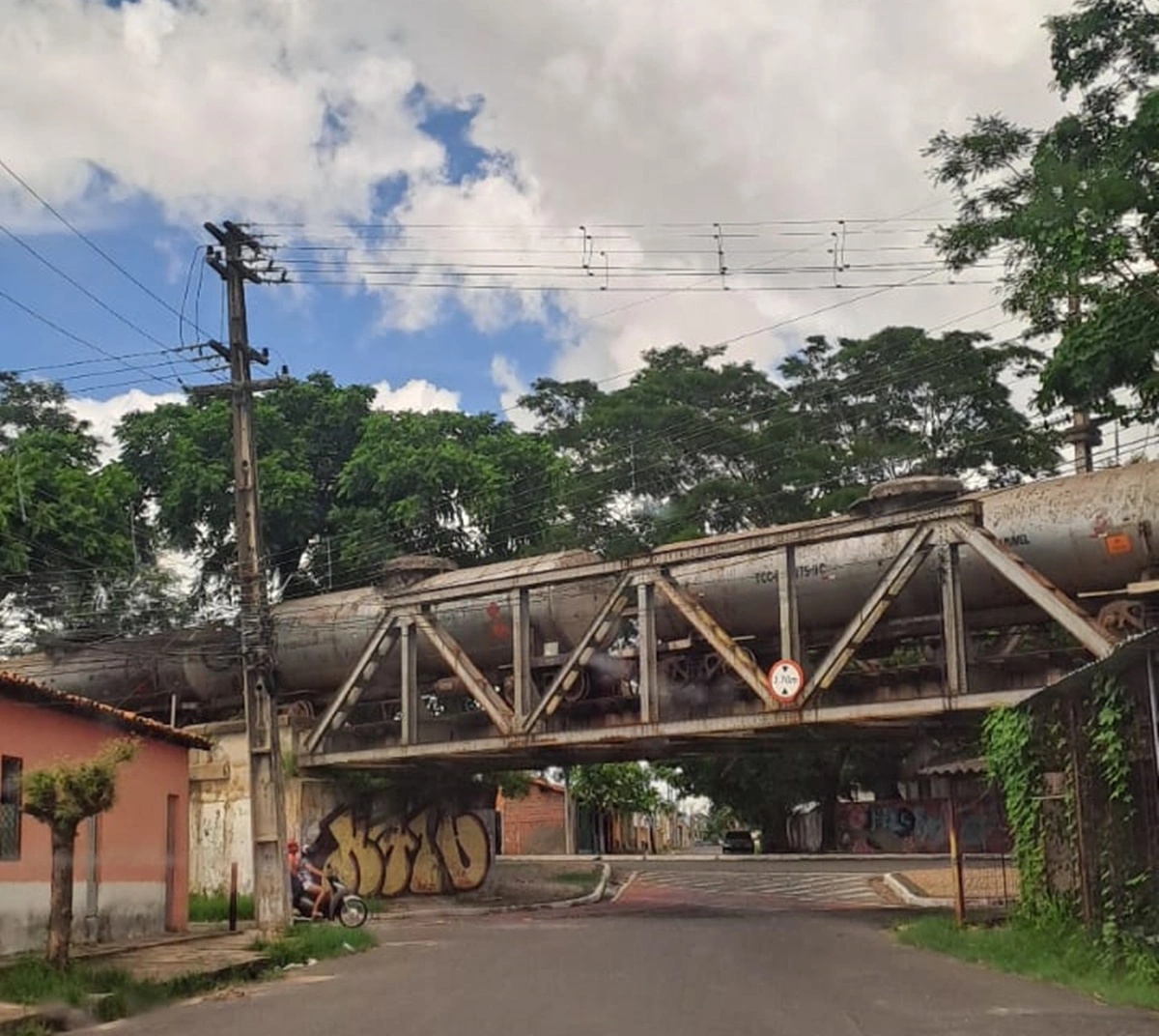 Imagens registradas por pessoas que transitavam pelo local do incidente