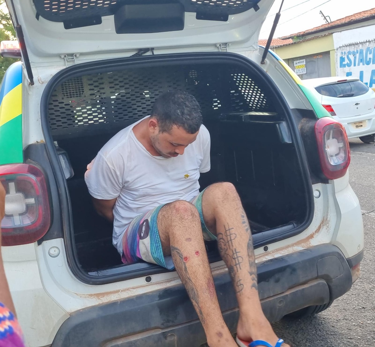 Invasor foi preso em flagrante deitado na cama da vítima