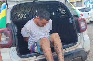 Invasor foi preso em flagrante deitado na cama da vítima (Foto: Reprodução)
