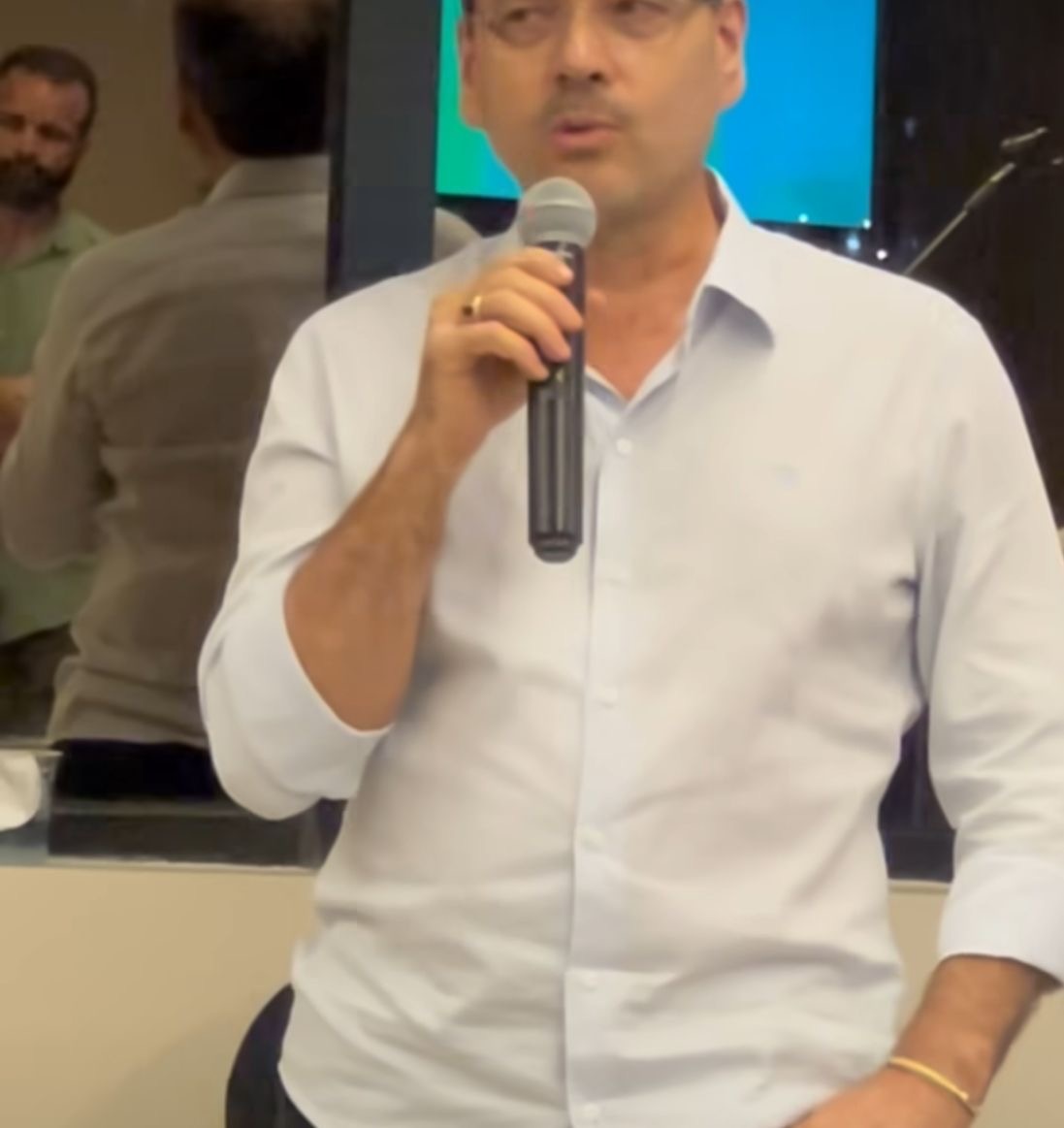 João Claudino Jr fazendo elogios ao candidato do PT.
