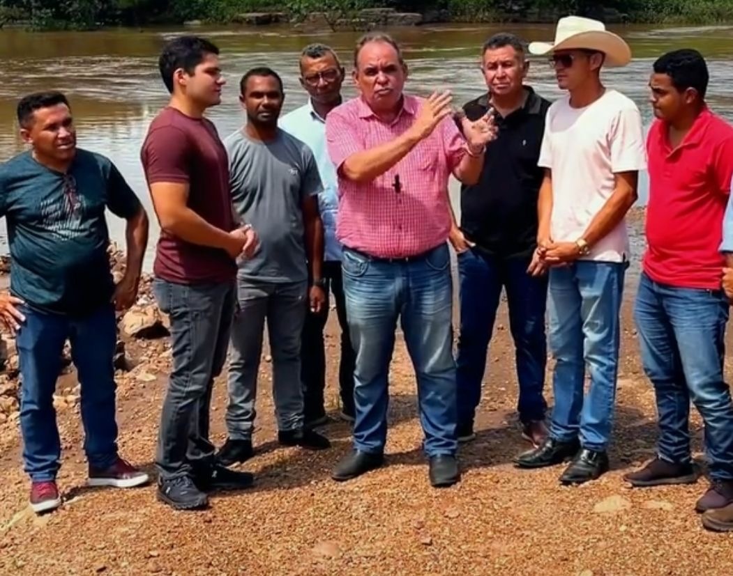 Leonardo Sobral (2o esquerda para a direita) em Santa Cruz dos Milagres … ganhando eleitores