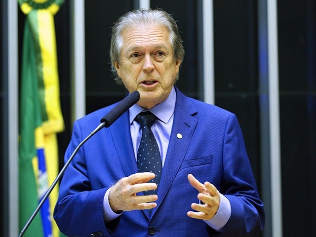 Luciano Bivar é acusado de ter mandado tocar fogo na casa de Antônio Rueda. É a briga fratricida pelo dinheiro público e poder