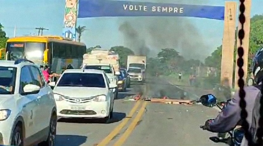 Manifestação em protesto contra o aumento da passagem de ônibus de Altos para Teresina