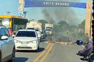 Manifestação em protesto contra o aumento da passagem de ônibus de Altos para Teresina (Foto: Reprodução)