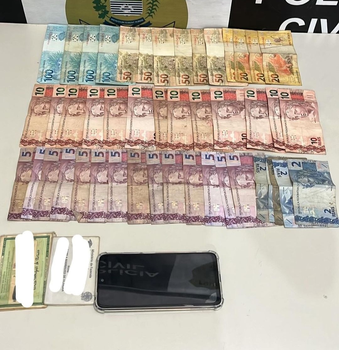 Material apreendido durante a prisão dos suspeitos