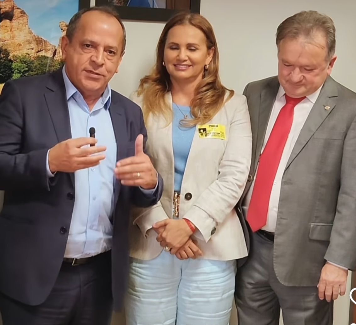 Merlong Solano, nesse evento, com a prefeita e o deputado provocou a ira de um professor de escola de tempo integral