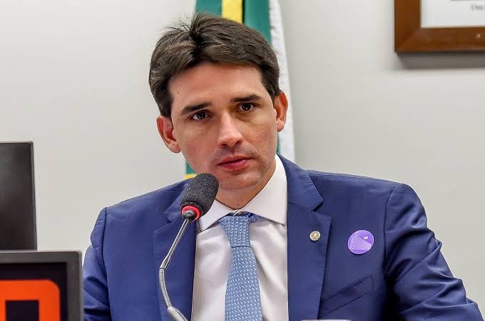 Ministro Silvio Filho agora diz que foi a mídia que inventou a passagem aérea por R$ 200. Isso é insano.