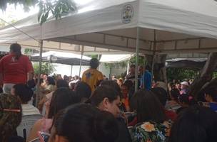 Montaram até tendas na casa do prefeito de Parnaíba para abrigar os caçadores de cargos (Foto: Reprodução)