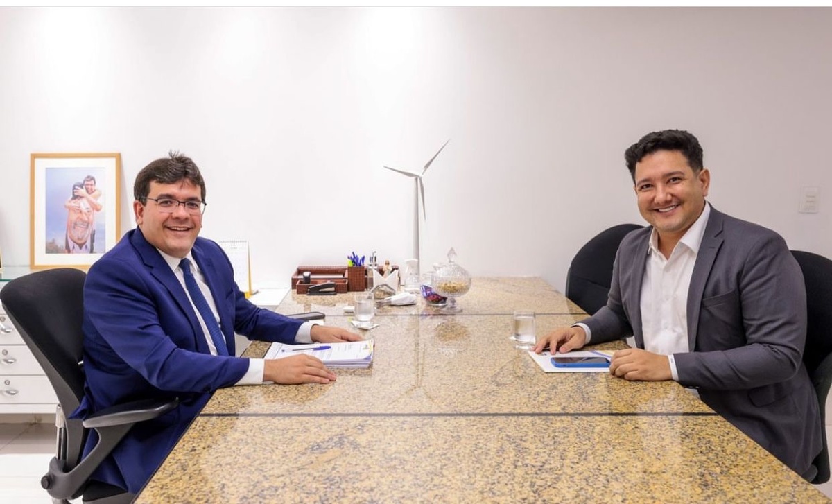 Monteiro com o governador falando em “abordagem holística” na secretaria que faz mais calçamento  que turismo