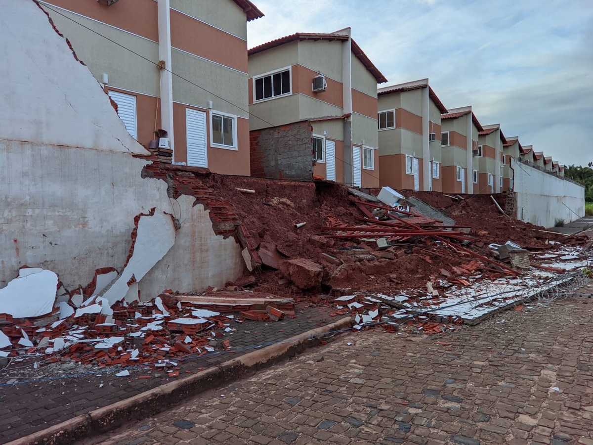 Moradores se assustaram e deixaram suas casas por orientação de equipe técnica da construtora