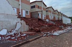 Moradores se assustaram e deixaram suas casas por orientação de equipe técnica da construtora (Foto: Reprodução)