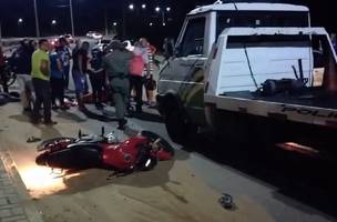 Moto é atingida por caminhão reboque na zona Sul de Teresina (Foto: Reprodução)
