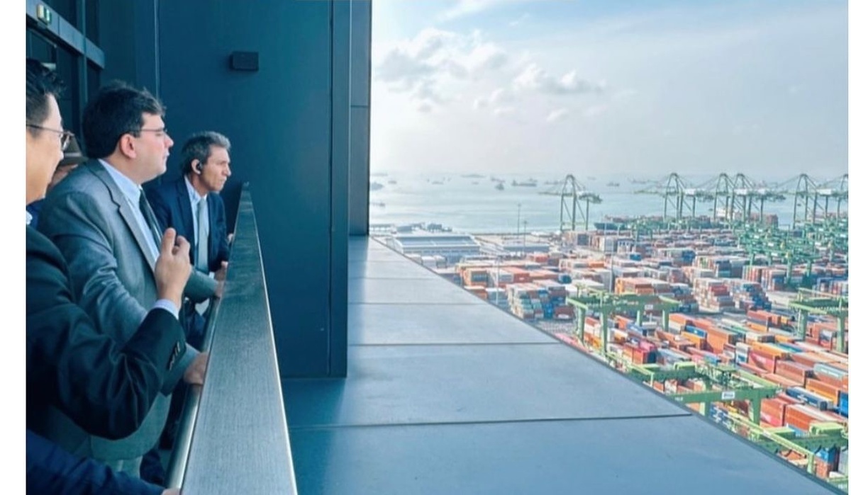 Nessa foto Rafael contempla o Porto de Singapura. Logo após ele, o desembargador Arnaldo Boson, do TRT-PI