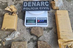 No ponto de venda de drogas foram aprendidos balança de precisão e tabletes de maconha (Foto: Polícia Civil)