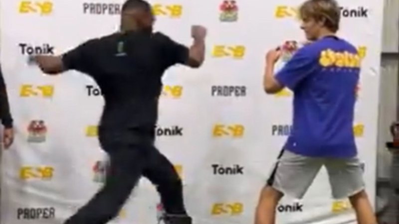O campeão de MMA atendeu ao pedido inusitado
