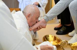 O Papa Francisco lavou os pés de 12 mulheres detidas em uma prisão de Roma (Foto: Reprodução)