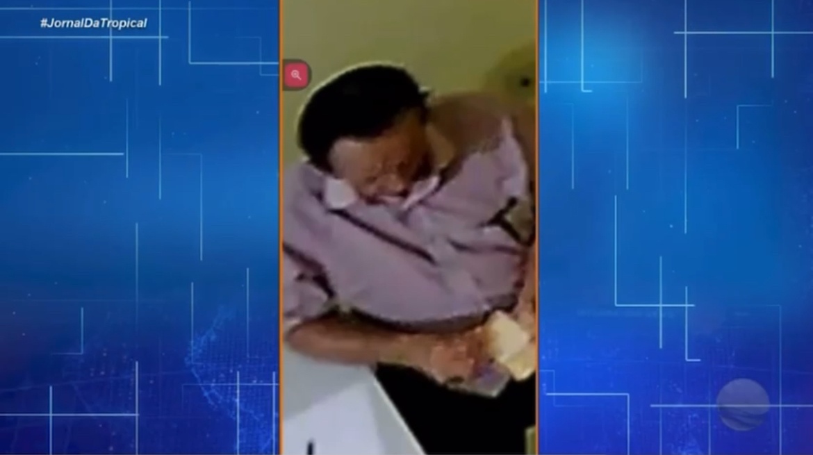 O prefeito supostamente contando o dinheiro da propina