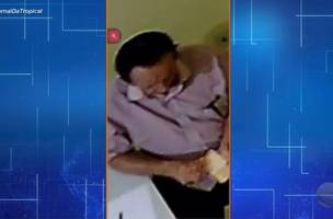 O prefeito supostamente contando o dinheiro da propina (Foto: Reprodução/ TV Tropical)
